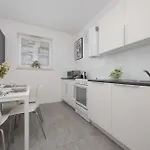 Apartamento Blue In With Desk For Remote Work And Parking By Renters