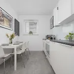 Blue In With Desk For Remote Work And Parking By Renters Apartamento Varsovia