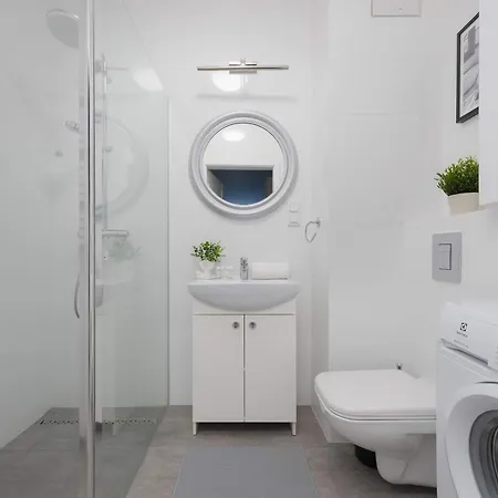 Blue In With Desk For Remote Work And Parking By Renters Apartman Varsó