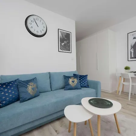 Blue In With Desk For Remote Work And Parking By Renters * Varšava