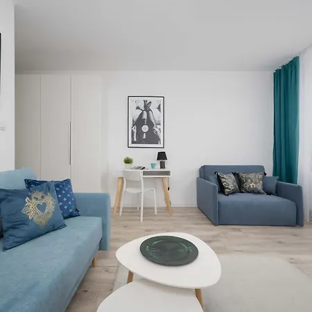 Blue In With Desk For Remote Work And Parking By Renters アパート