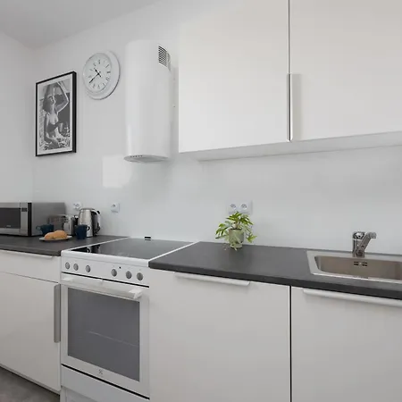 Blue In With Desk For Remote Work And Parking By Renters Apartmán *