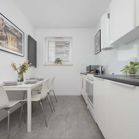 Blue In With Desk For Remote Work And Parking By Renters Apartmán Varšava